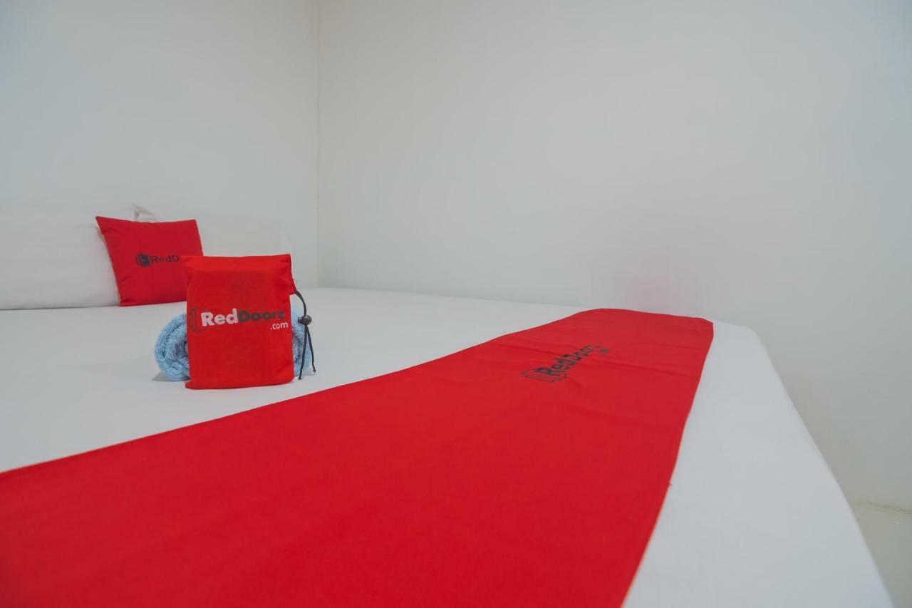 Hotel RedDoorz near Gajah Mada Pontianak Zewnętrze zdjęcie