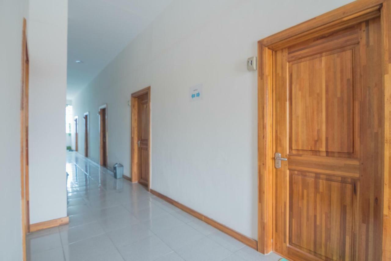 Hotel RedDoorz near Gajah Mada Pontianak Zewnętrze zdjęcie