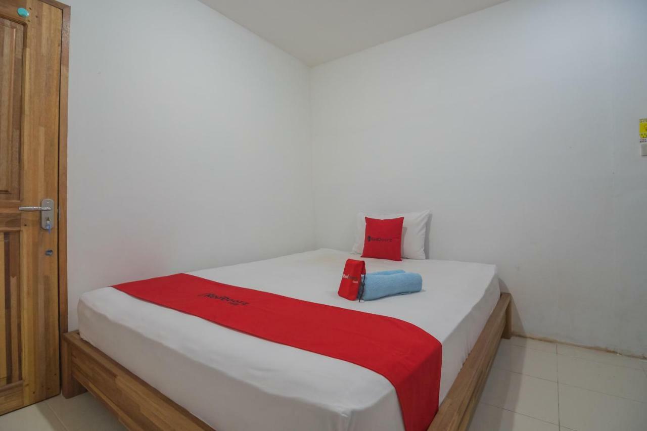 Hotel RedDoorz near Gajah Mada Pontianak Zewnętrze zdjęcie